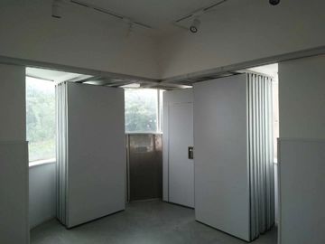 Plywood Selesai Folding Partisi Dinding Untuk Kelas, 65mm Ketebalan Pembatas Ruangan Kedap Suara