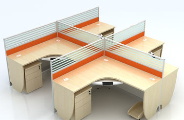 Partisi Perabot Kantor Multi Warna, Kaca Buram Dan Meja Papan Logam Membuka 4 Orang Workstation Kantor