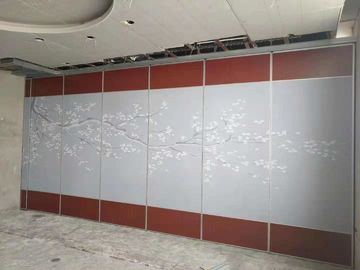 Dinding Partisi 4m Tinggi Yang Dapat Dioperasikan Paduan Aluminium Dan Bahan Pintu Papan MDF