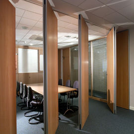 Penyerapan Suara Kayu Geser Fleksibel Partisi Dinding 85mm Untuk Kantor Dan Ruang Rapat