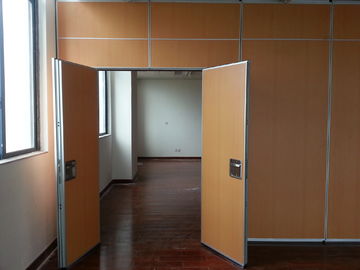 Pintu pembagi ruangan lipat kedap suara disesuaikan 85 mm dinding partisi untuk aula perjamuan hotel