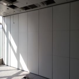 Dinding Partisi Akordeon Bergerak Kayu Akustik Pintu Dilipat Untuk Restoran Ruang Penyiangan