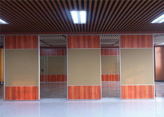 Kontrol fungsional dinding kelas yang dapat dioperasikan untuk ruang aula acara sekolah yang membagi