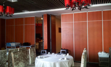 Melamine Surface Banquet Hall Dapat Dioperasikan Dinding Partisi Floor To Ceiling Hanging System