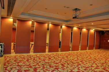 Interior Pintu Geser Kedap Suara Dinding Partisi Hotel Lipat Partisi yang Dapat Dioperasikan Untuk Ruang Perjamuan Dengan Berbagai Warna