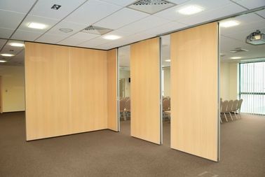 Pembagi Ruang Lipat Modern Pintu Geser Lipat Layar Panel Dinding Akustik Dioperasikan Pembagi Ruang