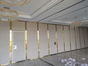 Dinding Partisi 4m Tinggi Yang Dapat Dioperasikan Paduan Aluminium Dan Bahan Pintu Papan MDF