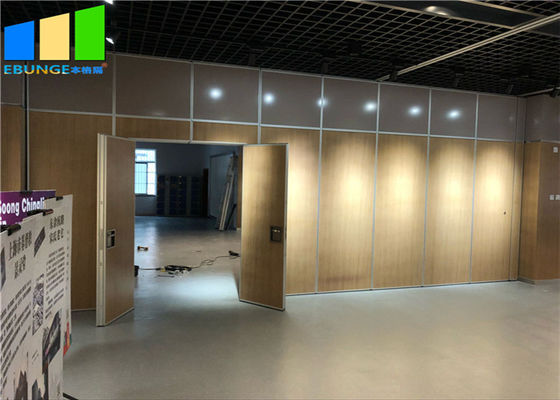 Panel dinding partisi bergerak aluminium yang disesuaikan untuk ketinggian 15 M Max 600-1200 mm