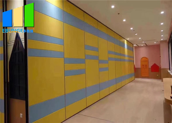 Dinding Insulasi Suara Partisi Lipat Manual yang Dapat Dioperasikan Premium untuk Ruang Serbaguna